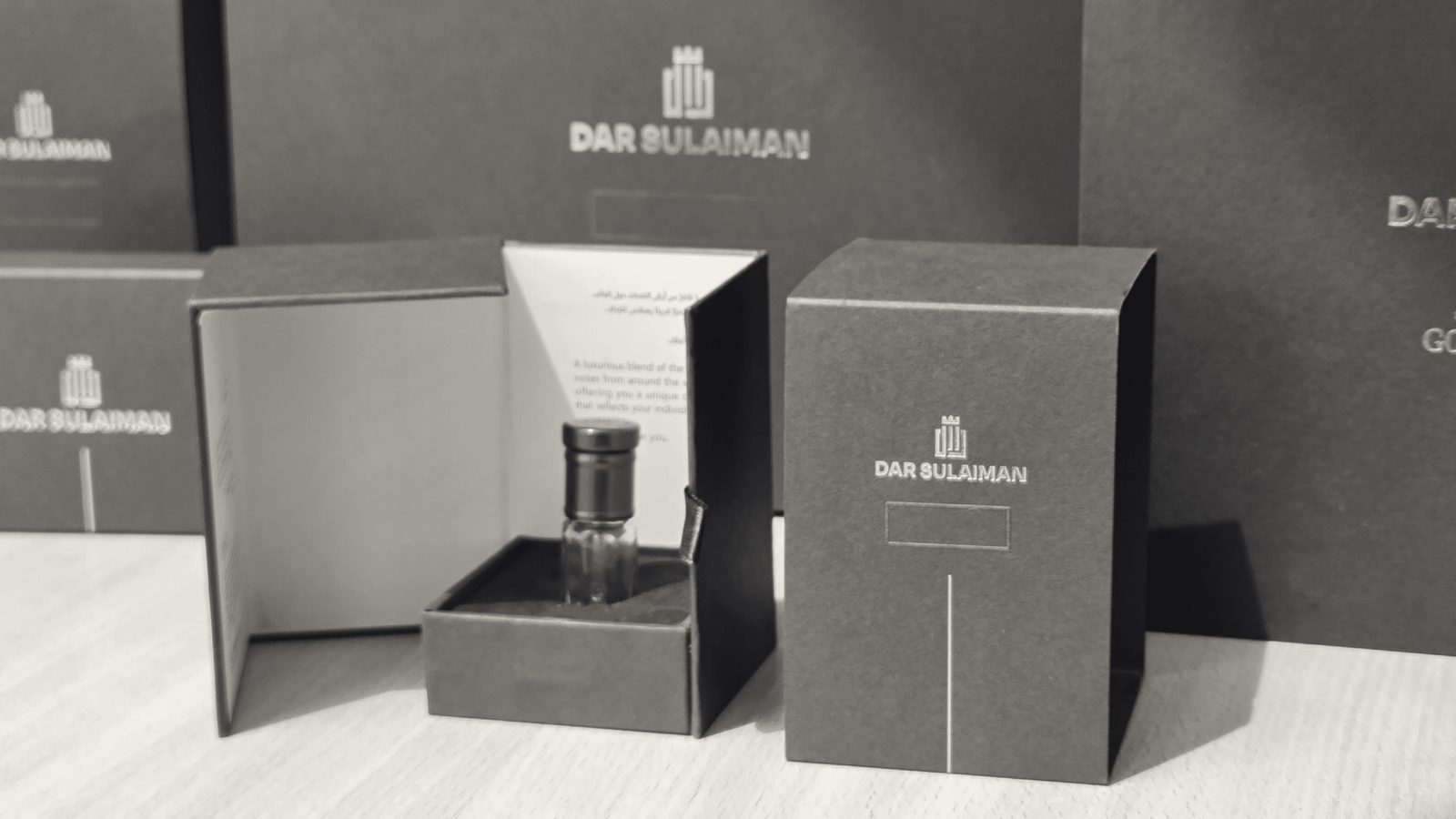 علبة عطر تُفتح مثل الباب، ويتحرك سقفها مع الباب ليسهل إخراج الزجاجة