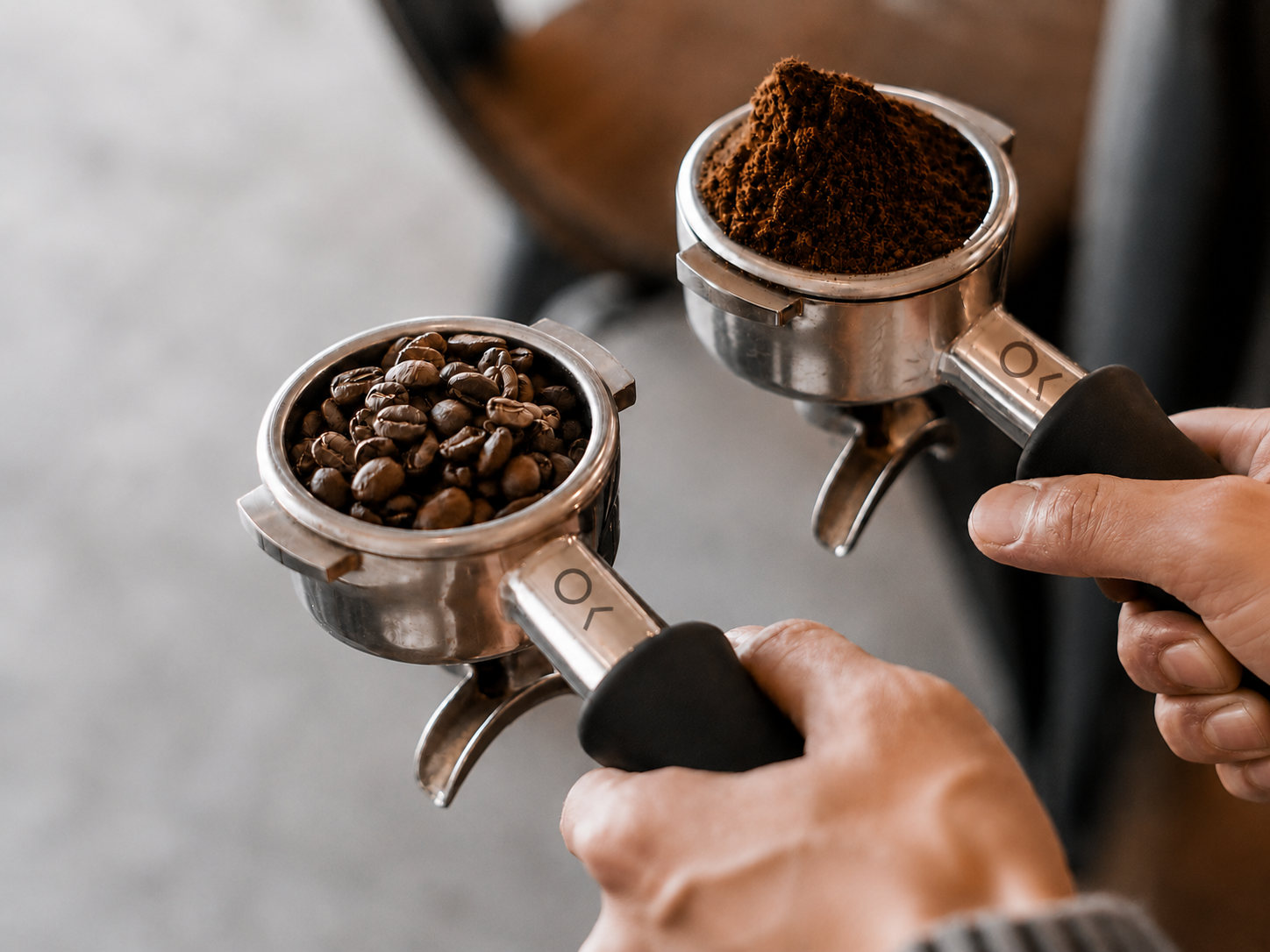 Portafilter بشعار COOSH، أحدهما بحبوب القهوة والآخر بالبن المطحون