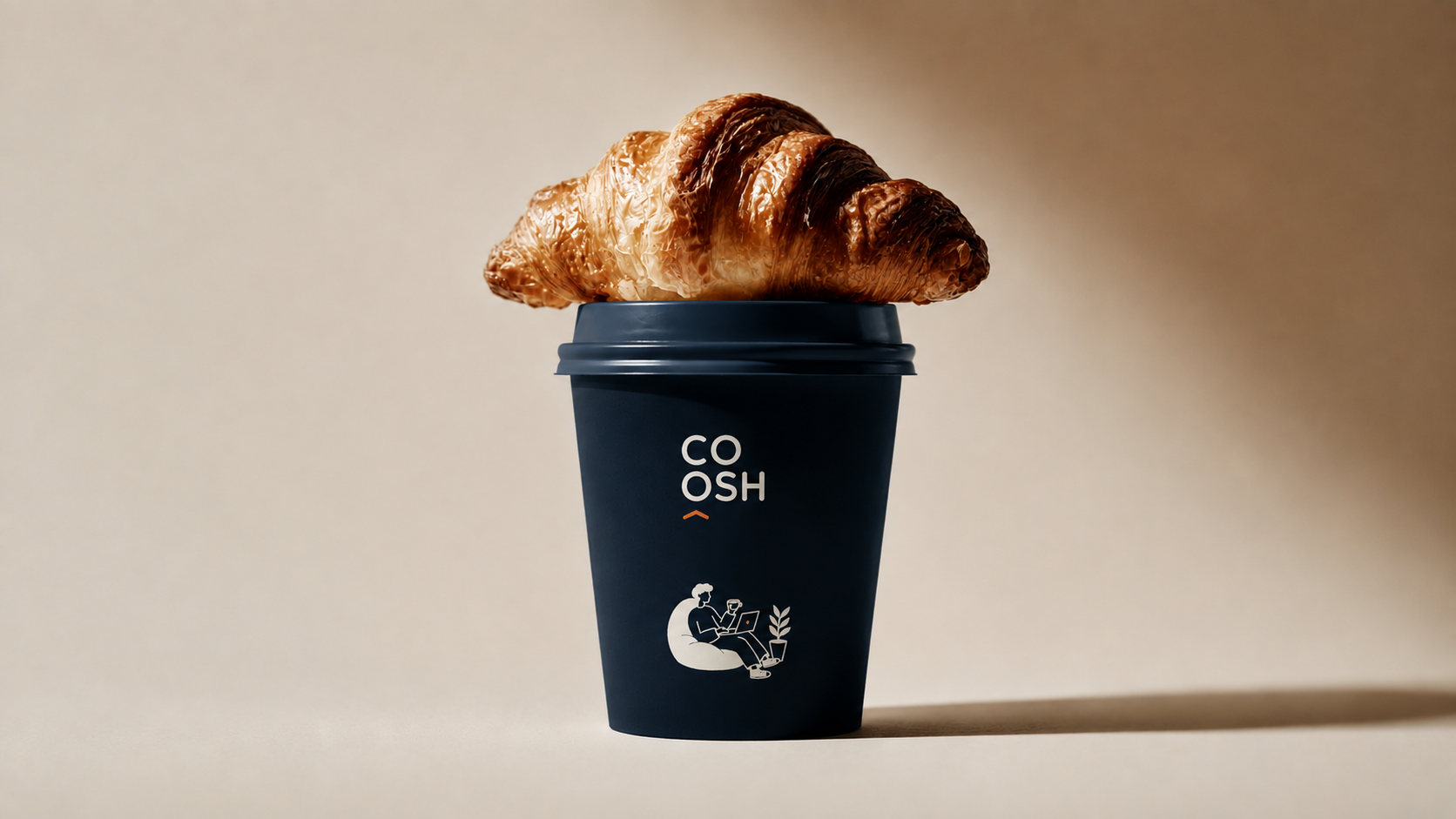 كوب COOSH الكحلي الصغير بالشخصية وفوقه Croissant