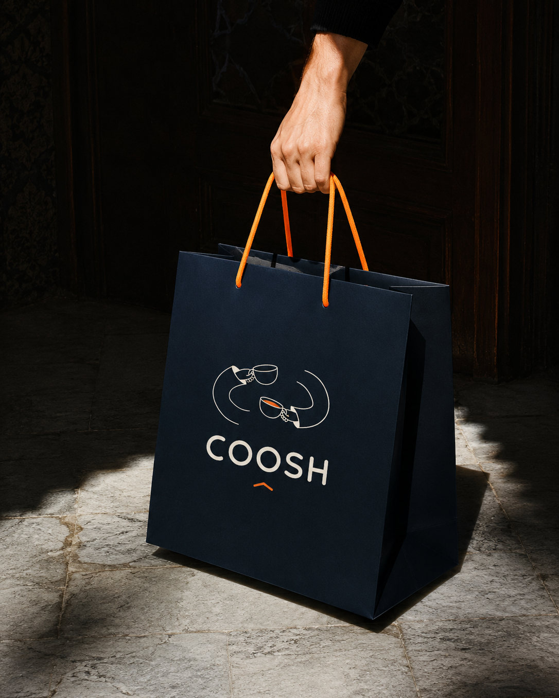 كيس تسوق COOSH كحلي بمقبض برتقالي، عليه الشعار والشخصية