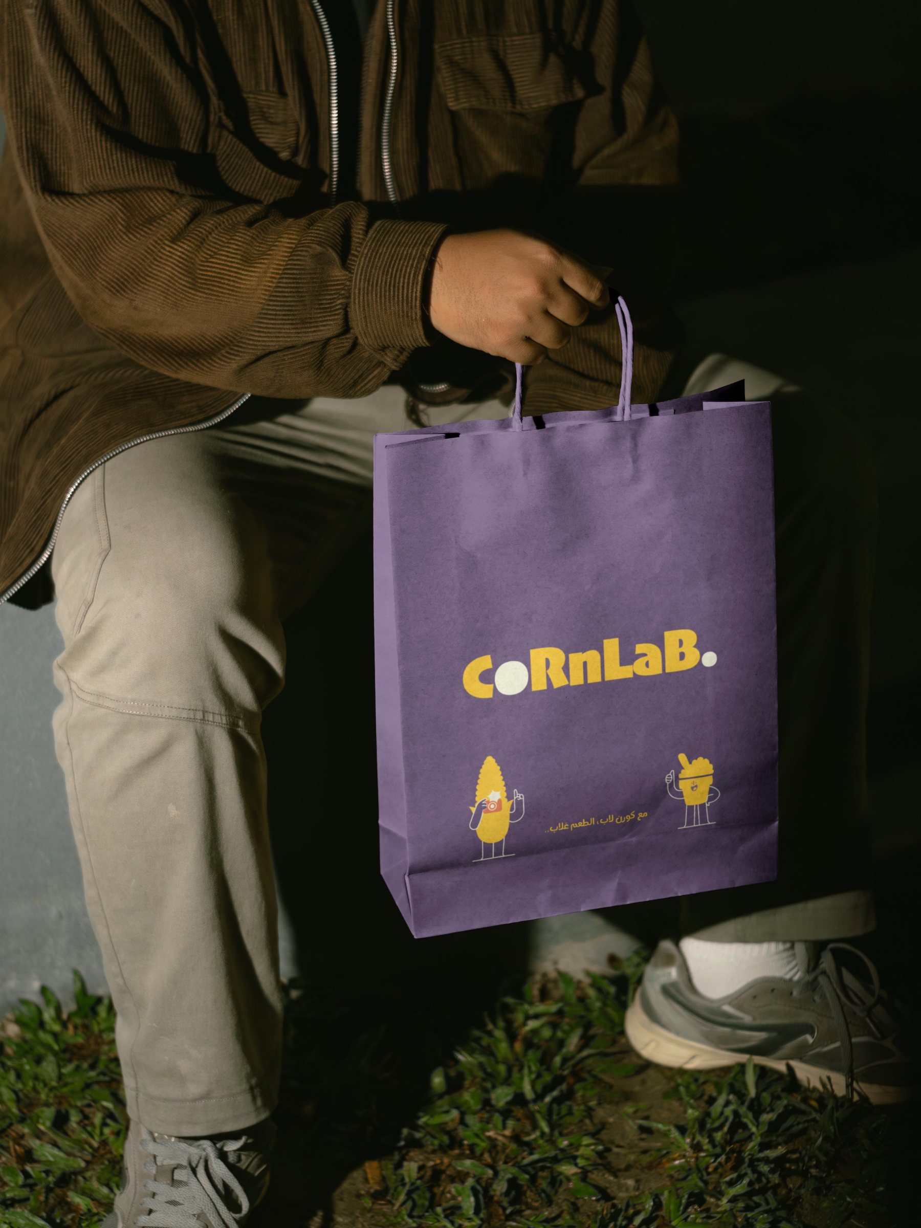 كيس CornLab في يد شاب