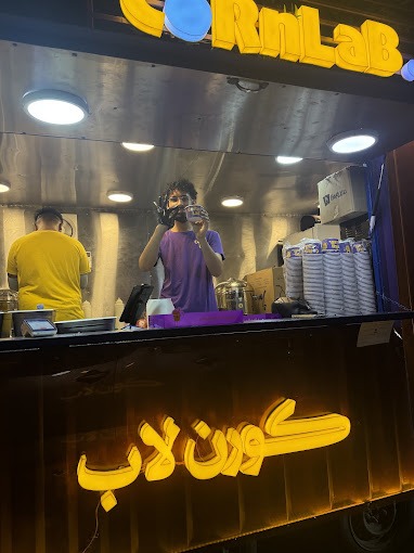 نافذة الفريق في عربة CornLab وكلمة كورن لاب بالنيون