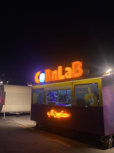 عربة CornLab في الليل بلافتة النيون