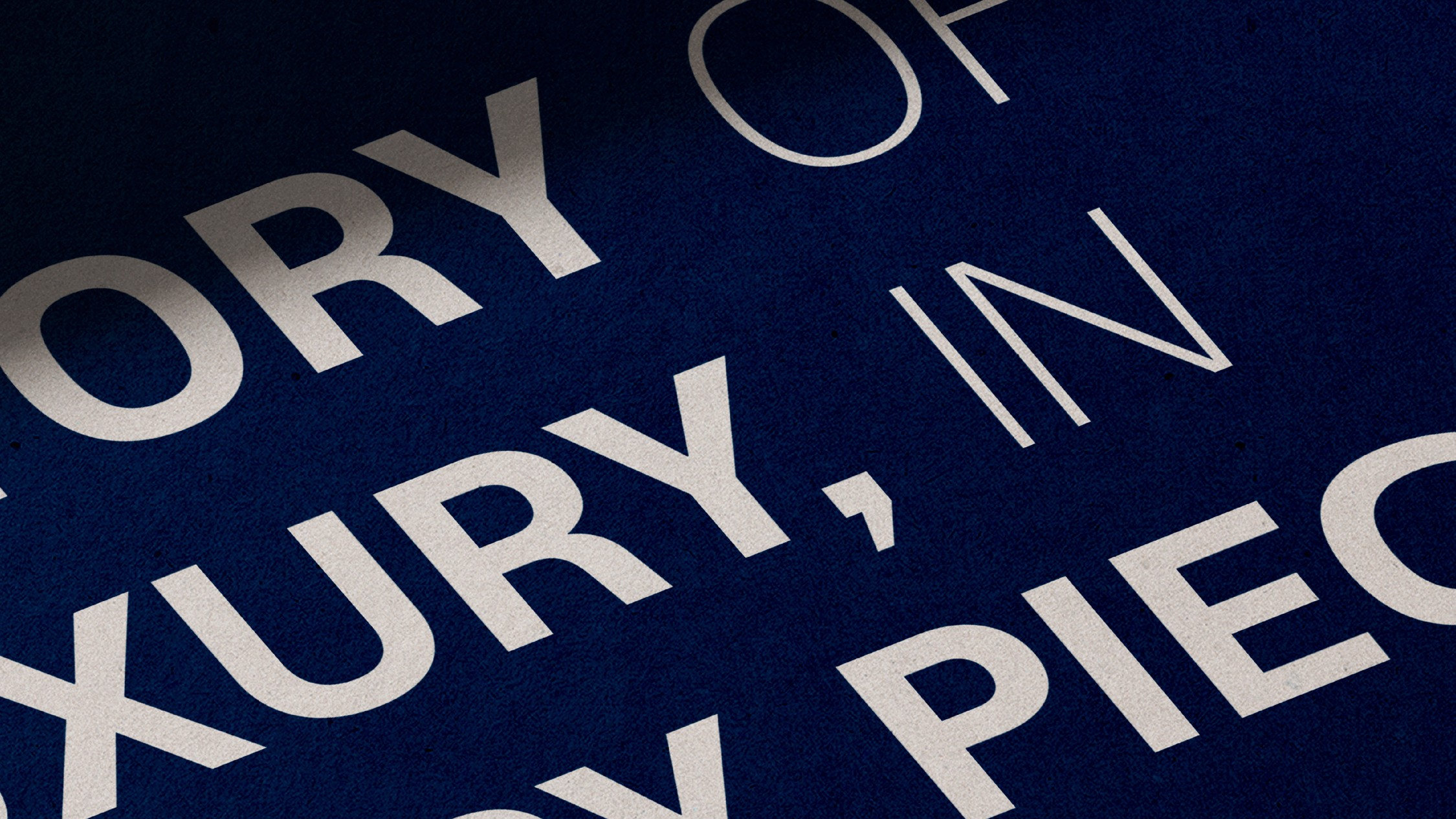 عبارة A story of luxury, in every piece بأحرف كبيرة على علبة label. الكحلية
