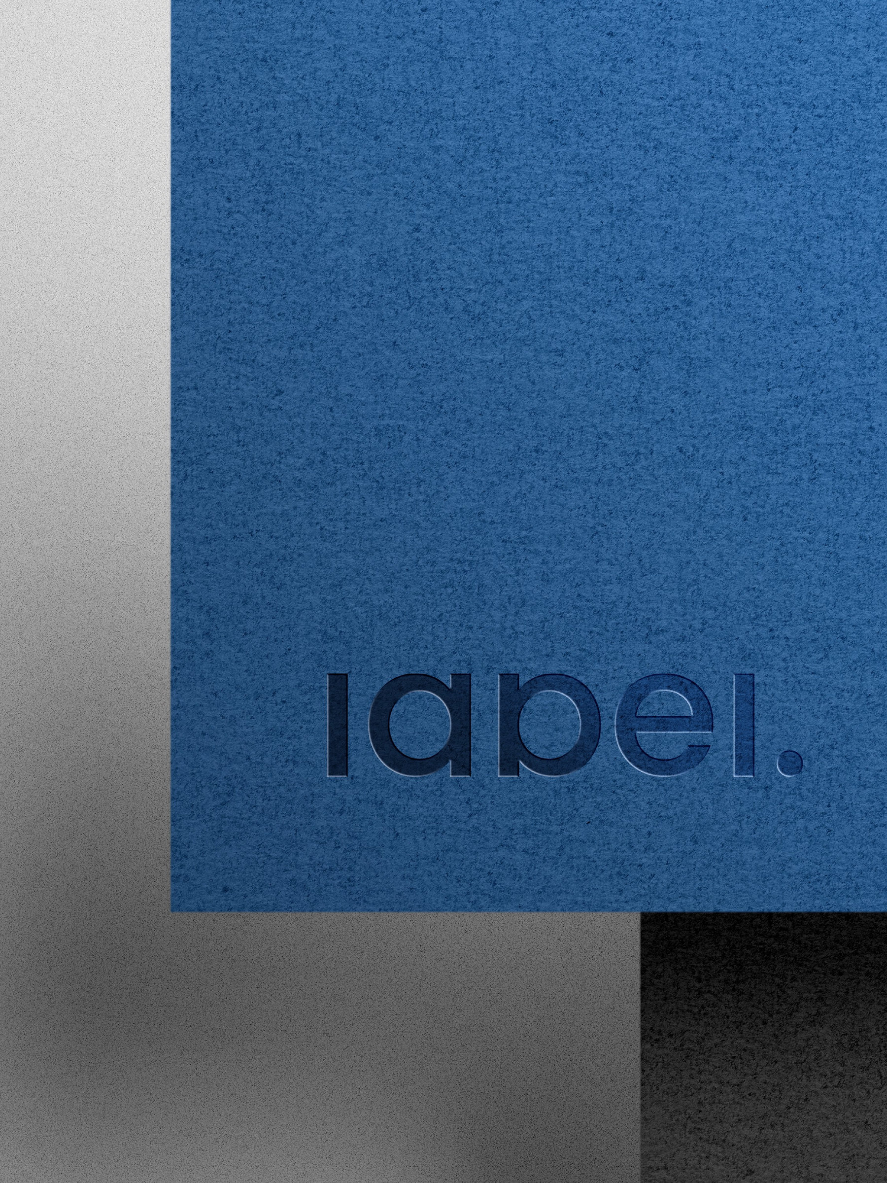 شعار label. بارز على ورق أزرق