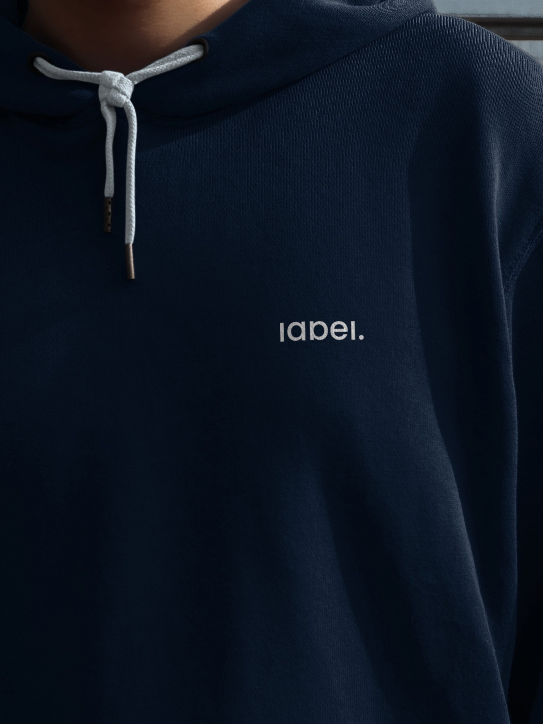 قطعة كحلية من label. بشعار صغير على الصدر