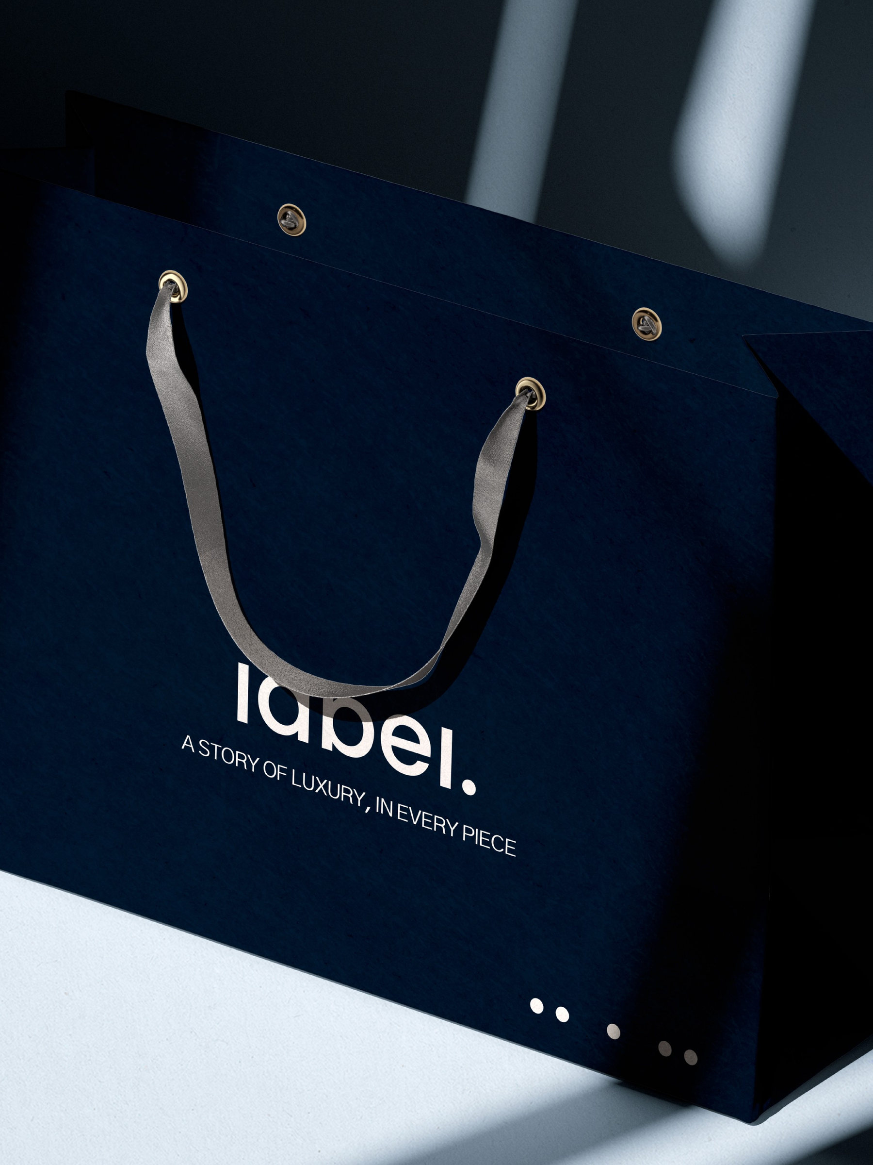 كيس تسوق label. الكحلي بمقبض قماشي ونقاط الهوية