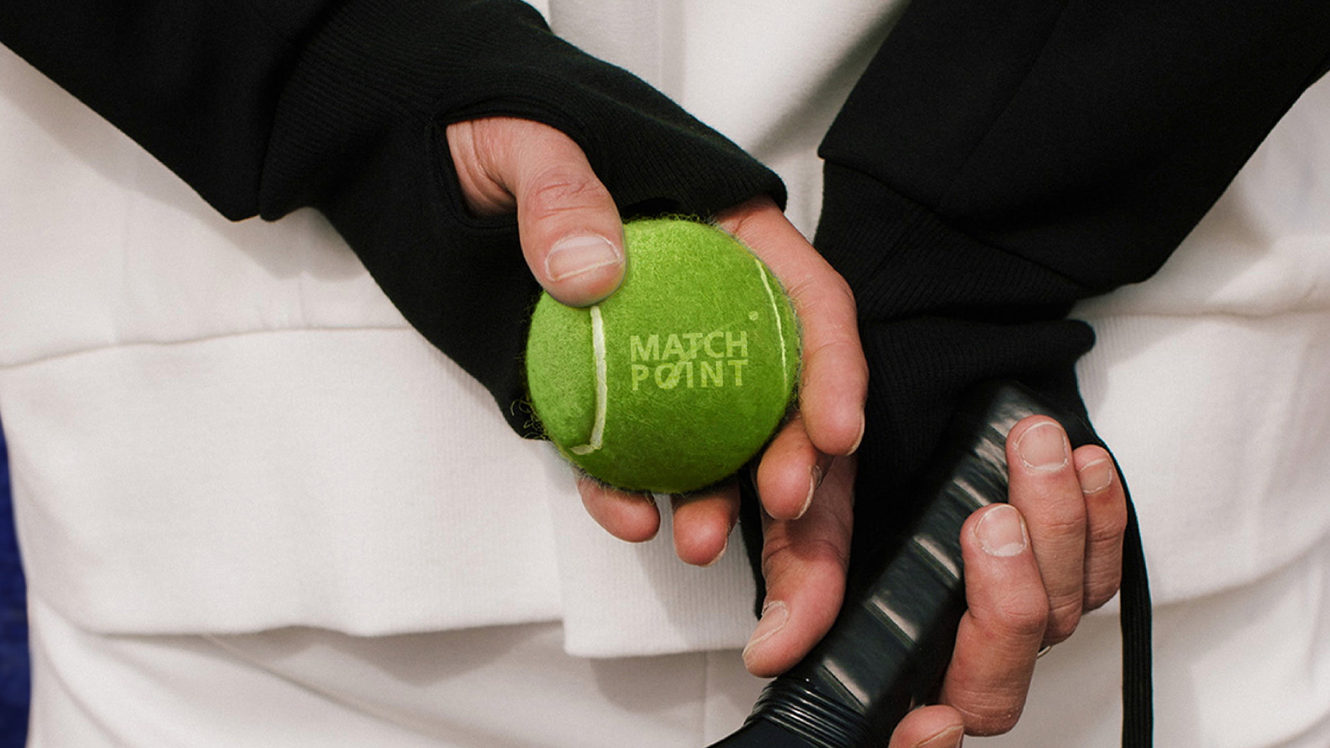 يد تحمل كرة تنس عليها شعار Match Point