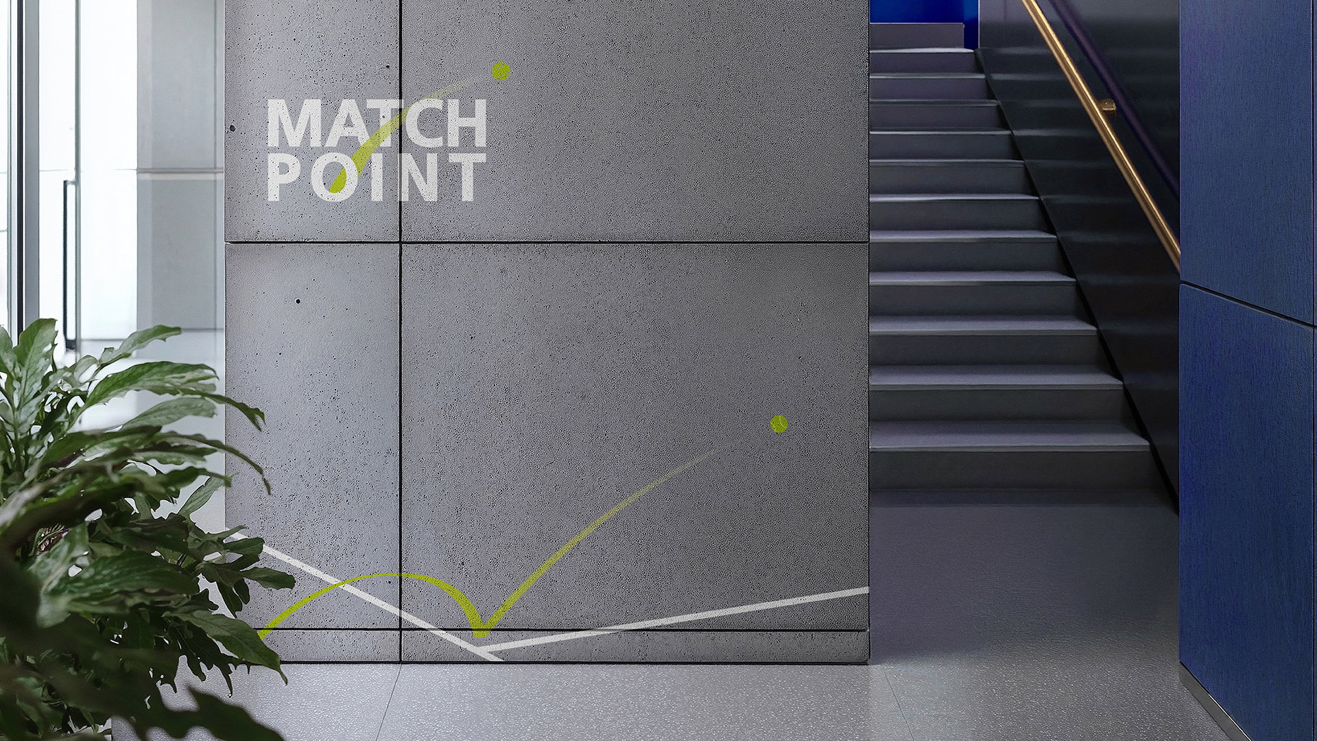 شعار Match Point على جدار خرساني داخلي مع خطوط الملعب على الأرض