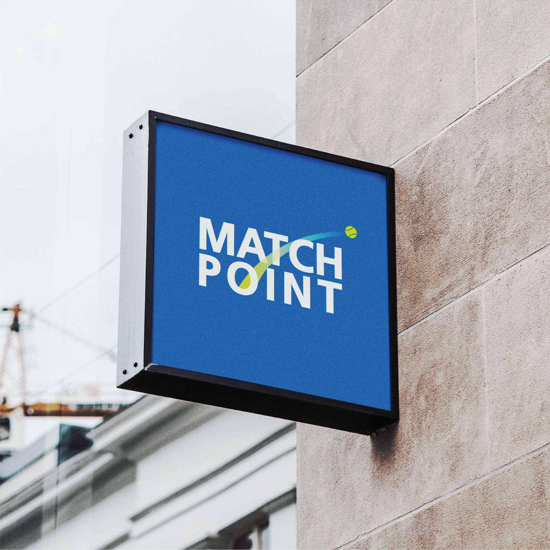 لافتة Match Point الزرقاء المعلقة على جدار حجري