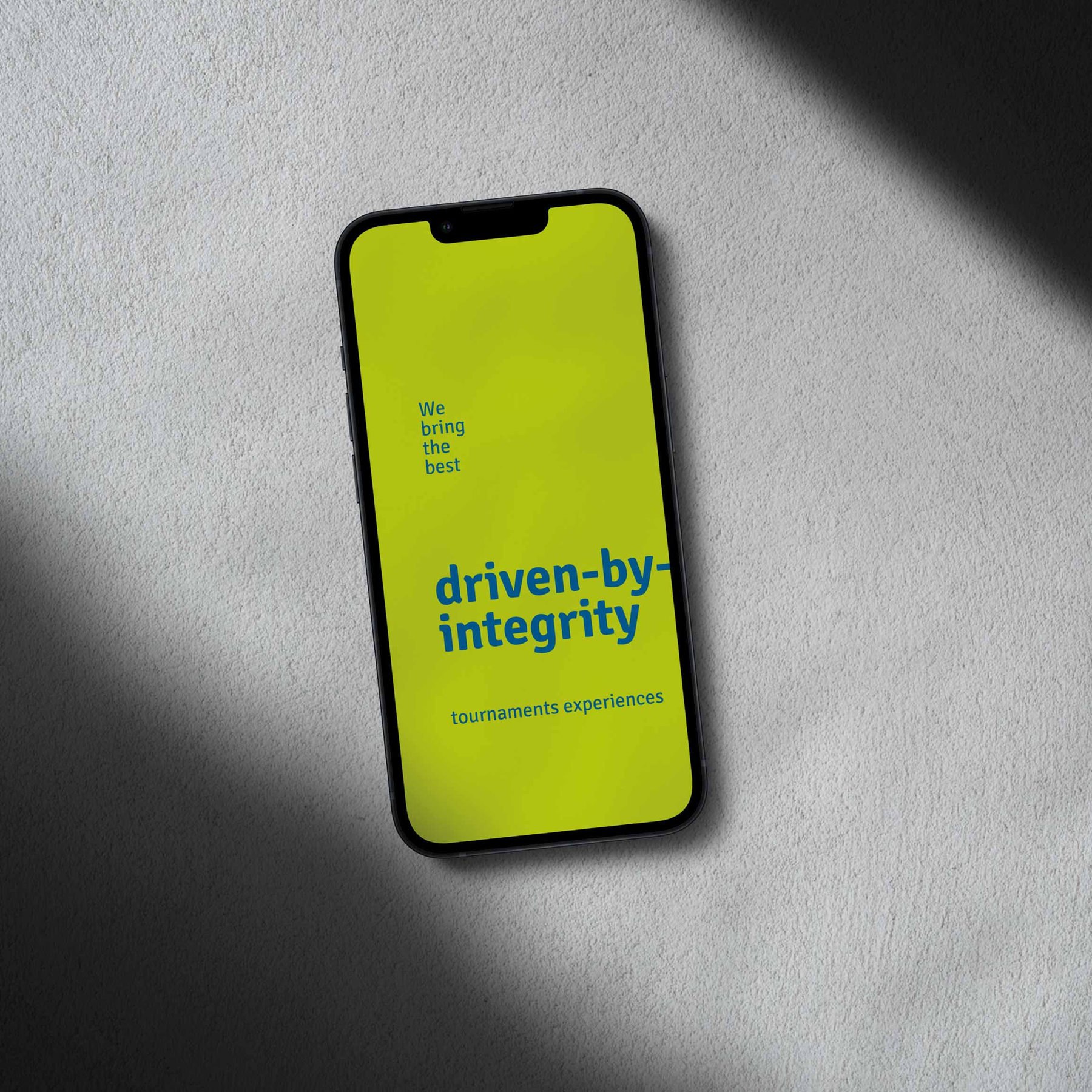شاشة هاتف بعبارة driven-by-integrity على الأخضر الليموني