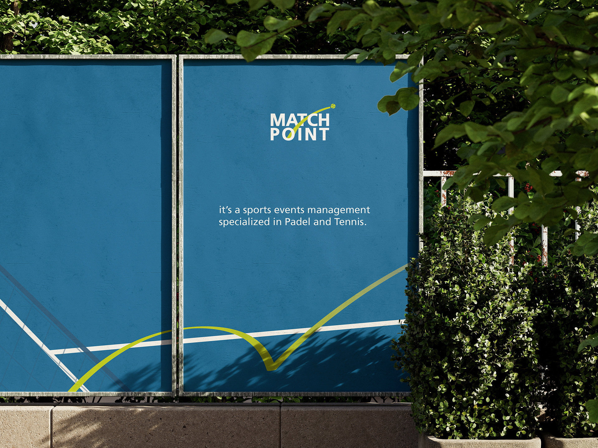 لوحتان خارجيتان لـ Match Point بخطوط الملعب ومسار الكرة الأخضر
