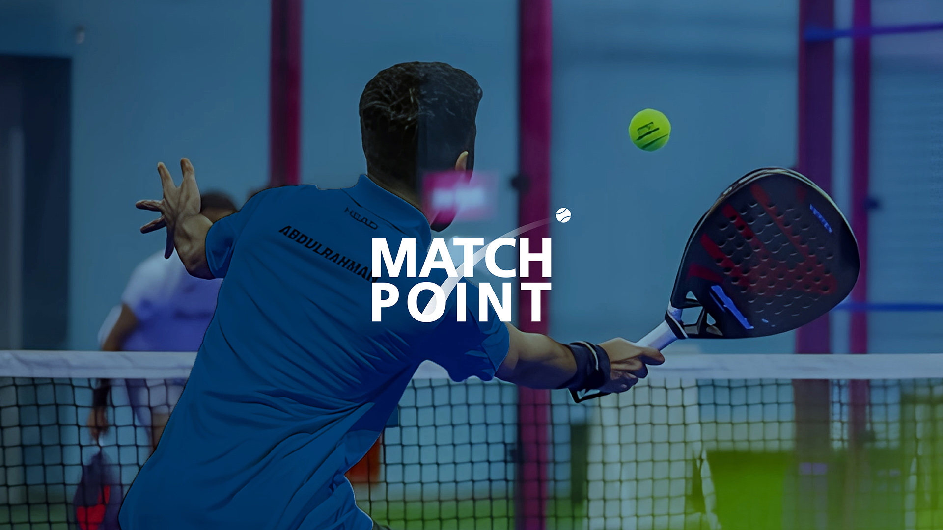 لاعب Padel بقميص Match Point الأزرق يضرب الكرة عند الشبكة، وشعار Match Point في المنتصف