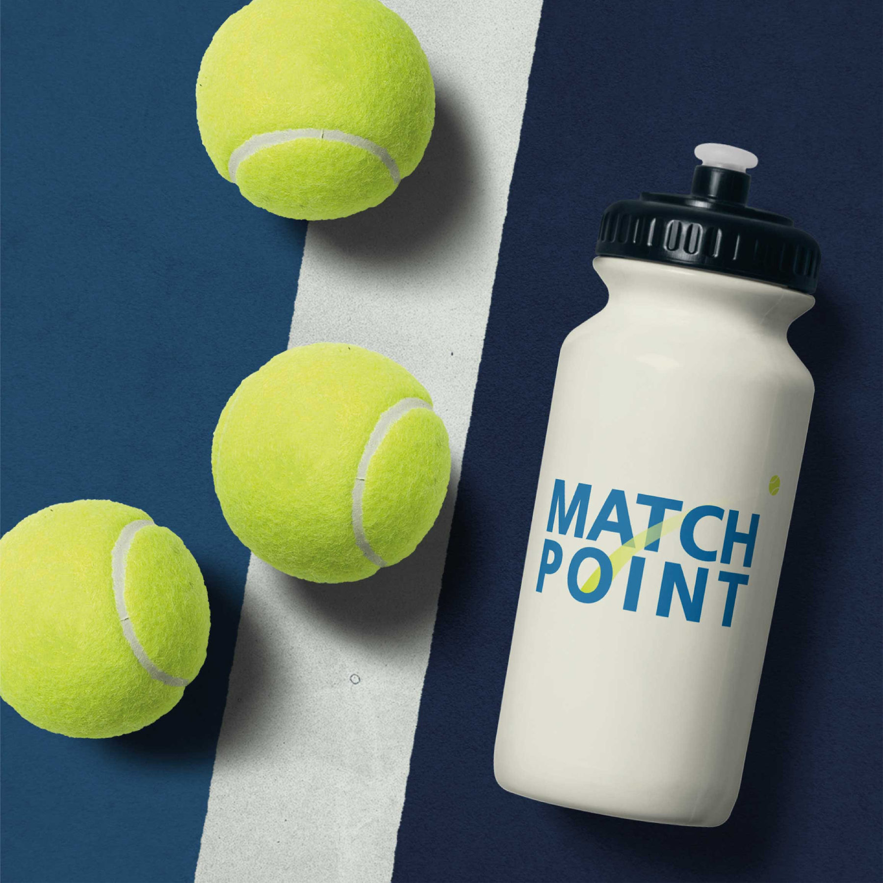 قارورة ماء Match Point بجانب كرات التنس على خط الملعب